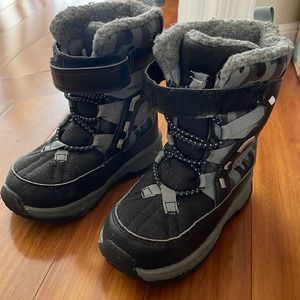 Carter’s toddler size 8 snow boots